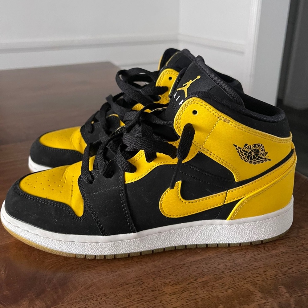 Air Jordan 1 Retro Mid “New love” 6M/7.5W